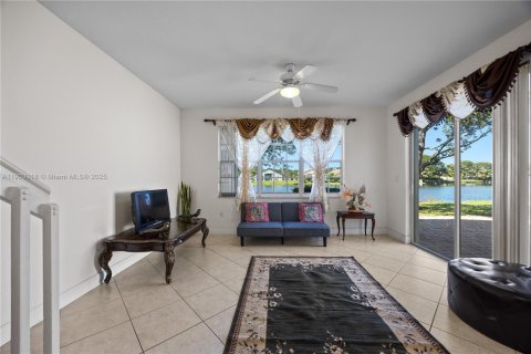 Townhouse in Miramar, Florida 3 bedrooms, 147.34 sq.m. № 1963717 - photo 9