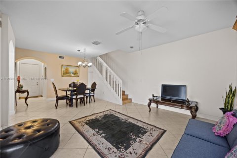 Townhouse in Miramar, Florida 3 bedrooms, 147.34 sq.m. № 1963717 - photo 10