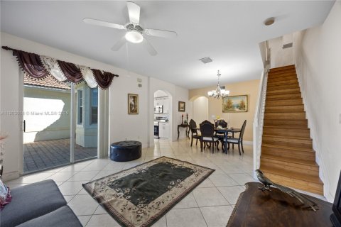 Townhouse in Miramar, Florida 3 bedrooms, 147.34 sq.m. № 1963717 - photo 11
