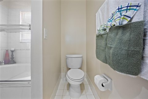 Townhouse in Miramar, Florida 3 bedrooms, 147.34 sq.m. № 1963717 - photo 27