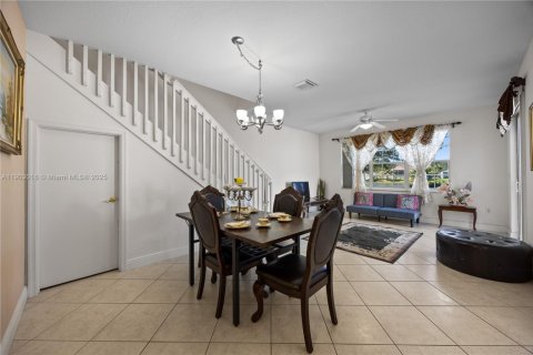 Townhouse in Miramar, Florida 3 bedrooms, 147.34 sq.m. № 1963717 - photo 12