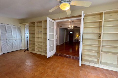 House in Miami, Florida 3 bedrooms, 141.4 sq.m. № 1973769 - photo 13