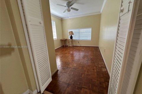 House in Miami, Florida 3 bedrooms, 141.4 sq.m. № 1973769 - photo 22