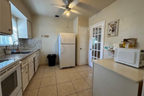 House in Miami, Florida 3 bedrooms, 141.4 sq.m. № 1973769 - photo 8