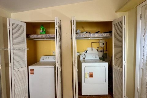 House in Miami, Florida 3 bedrooms, 141.4 sq.m. № 1973769 - photo 11