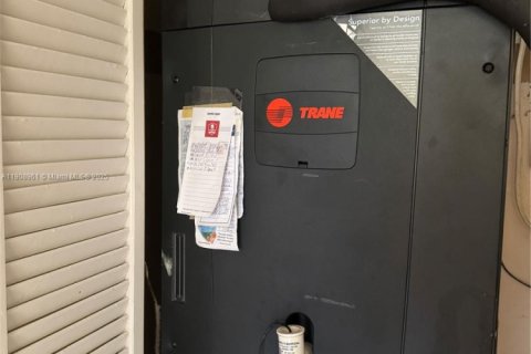 House in Miami, Florida 3 bedrooms, 141.4 sq.m. № 1973769 - photo 28