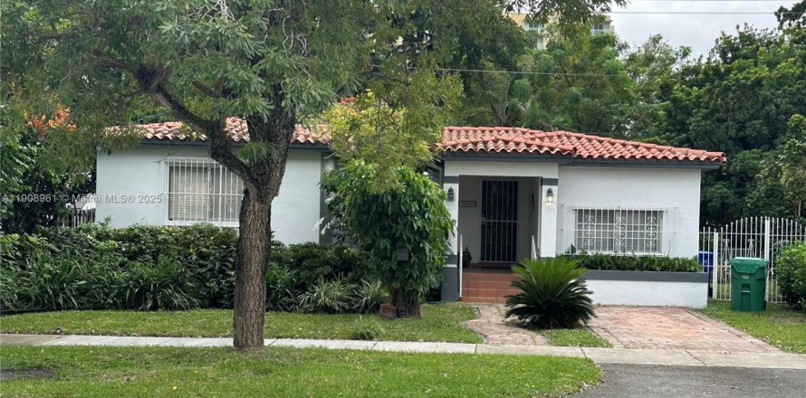 House in Miami, Florida 3 bedrooms, 141.4 sq.m. № 1973769