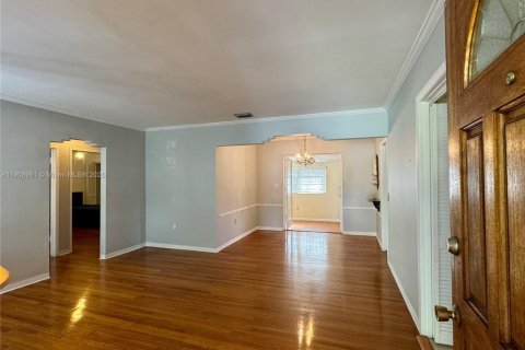 House in Miami, Florida 3 bedrooms, 141.4 sq.m. № 1973769 - photo 2