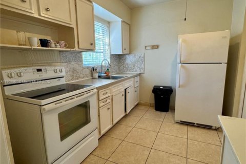 House in Miami, Florida 3 bedrooms, 141.4 sq.m. № 1973769 - photo 7