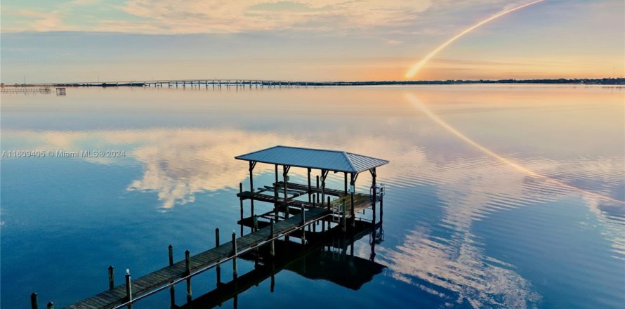 Casa en Cocoa, Florida 5 dormitorios, 406.17 m2 № 1936486