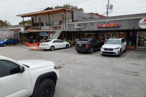 Commercial property in North Miami Beach, Florida № 1985537 - photo 1