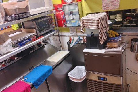 Commercial property in North Miami Beach, Florida № 1985537 - photo 10