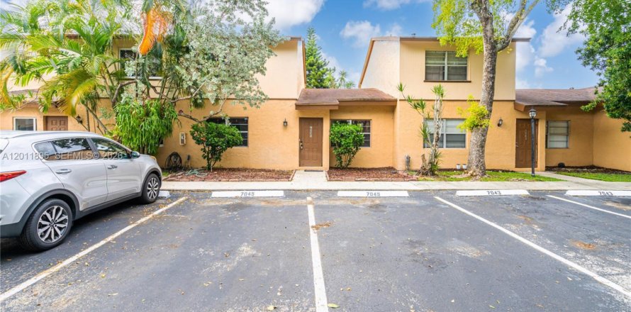 Townhouse in Plantation, Florida 3 bedrooms, 150.87 sq.m. № 2074974