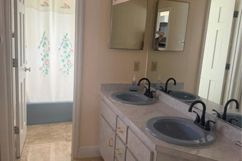 House in Eustis, Florida 4 bedrooms, 278.52 sq.m. № 2219701 - photo 15