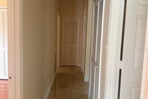 House in Eustis, Florida 4 bedrooms, 278.52 sq.m. № 2219701 - photo 16