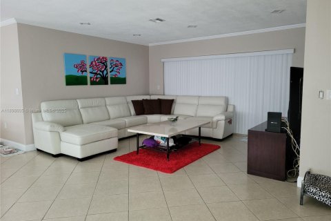 House in South Miami, Florida 4 bedrooms, 138.24 sq.m. № 2015004 - photo 14