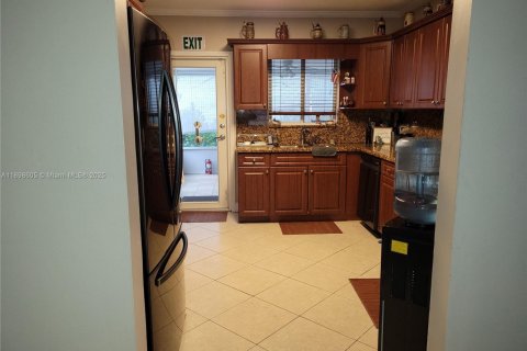 House in South Miami, Florida 4 bedrooms, 138.24 sq.m. № 2015004 - photo 16