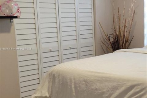 House in South Miami, Florida 4 bedrooms, 138.24 sq.m. № 2015004 - photo 7