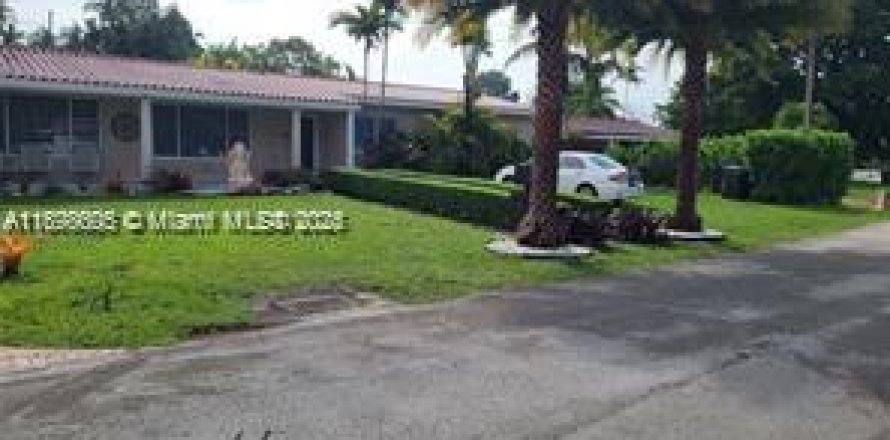House in South Miami, Florida 4 bedrooms, 138.24 sq.m. № 2015004