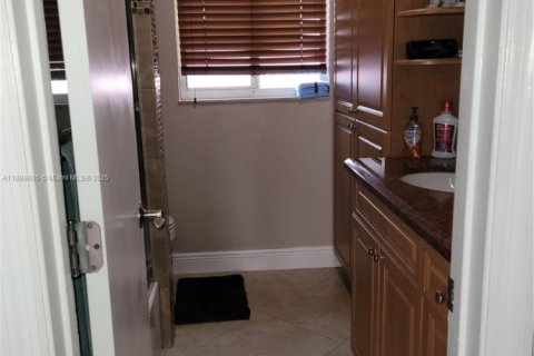 House in South Miami, Florida 4 bedrooms, 138.24 sq.m. № 2015004 - photo 12