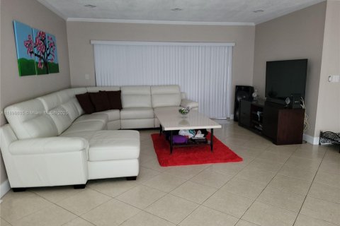 House in South Miami, Florida 4 bedrooms, 138.24 sq.m. № 2015004 - photo 13