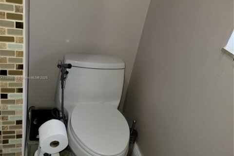 House in South Miami, Florida 4 bedrooms, 138.24 sq.m. № 2015004 - photo 9