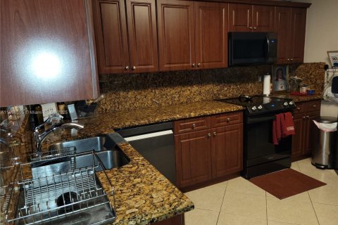 House in South Miami, Florida 4 bedrooms, 138.24 sq.m. № 2015004 - photo 15