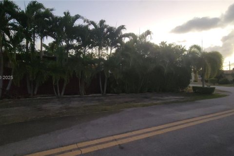 House in South Miami, Florida 4 bedrooms, 138.24 sq.m. № 2015004 - photo 2