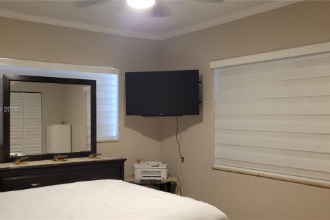 House in South Miami, Florida 4 bedrooms, 138.24 sq.m. № 2015004 - photo 5