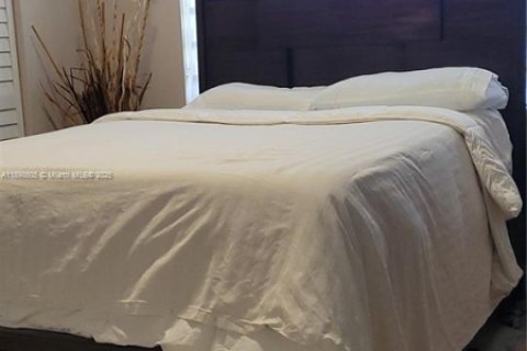 House in South Miami, Florida 4 bedrooms, 138.24 sq.m. № 2015004 - photo 8