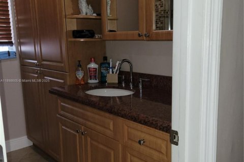 House in South Miami, Florida 4 bedrooms, 138.24 sq.m. № 2015004 - photo 11