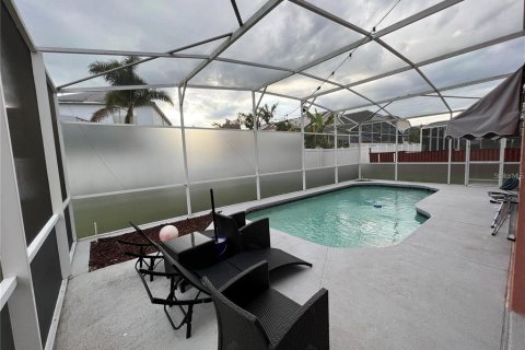 House in Davenport, Florida 4 bedrooms, 210.8 sq.m. № 2225797 - photo 4