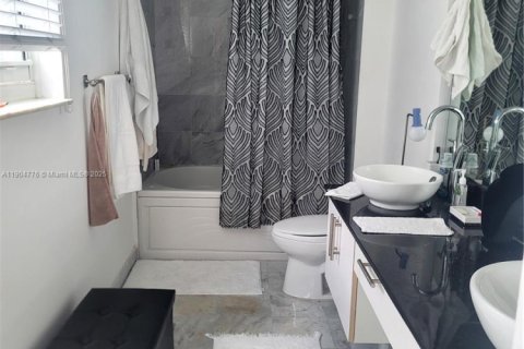 Condo in Miami, Florida, 2 bedrooms  № 1956070 - photo 6