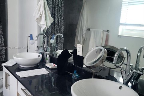 Condo in Miami, Florida, 2 bedrooms  № 1956070 - photo 5