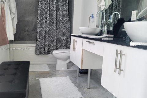 Condo in Miami, Florida, 2 bedrooms  № 1956070 - photo 4