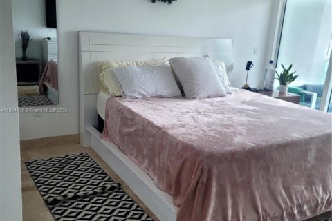 Condo in Miami, Florida, 2 bedrooms  № 1956070 - photo 1