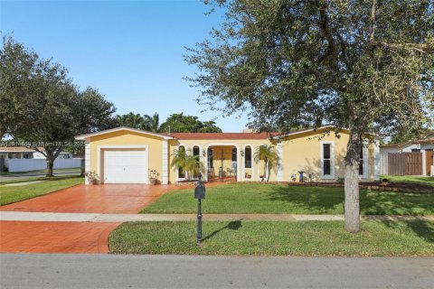 Casa en venta en Pembroke Pines, Florida, 3 dormitorios, 173.91 m2 № 1970635 - foto 1