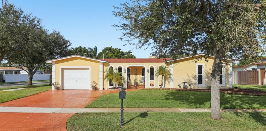 Casa en Pembroke Pines, Florida 3 dormitorios, 173.91 m2 № 1970635