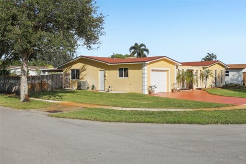 Casa en venta en Pembroke Pines, Florida, 3 dormitorios, 173.91 m2 № 1970635 - foto 3