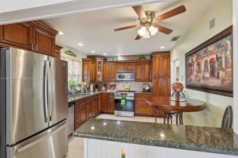 Casa en venta en Pembroke Pines, Florida, 3 dormitorios, 173.91 m2 № 1970635 - foto 27