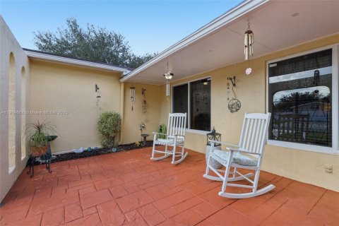 Casa en venta en Pembroke Pines, Florida, 3 dormitorios, 173.91 m2 № 1970635 - foto 8