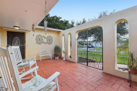 Casa en venta en Pembroke Pines, Florida, 3 dormitorios, 173.91 m2 № 1970635 - foto 7