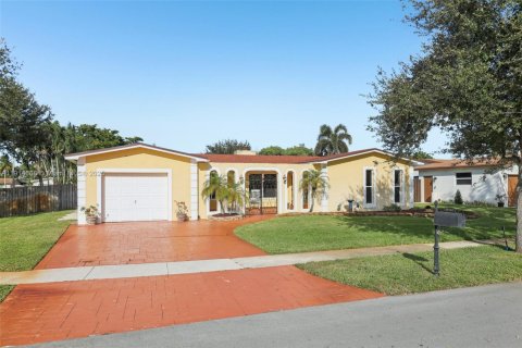 Casa en venta en Pembroke Pines, Florida, 3 dormitorios, 173.91 m2 № 1970635 - foto 2