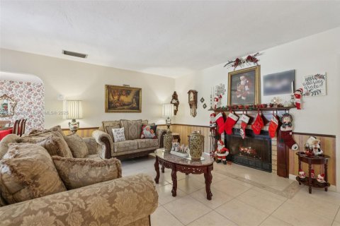 Casa en venta en Pembroke Pines, Florida, 3 dormitorios, 173.91 m2 № 1970635 - foto 13