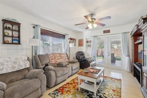 Casa en venta en Pembroke Pines, Florida, 3 dormitorios, 173.91 m2 № 1970635 - foto 17