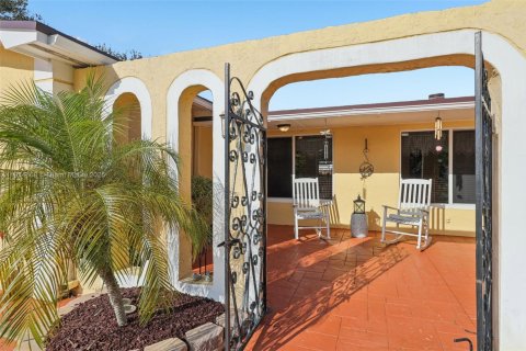 Casa en venta en Pembroke Pines, Florida, 3 dormitorios, 173.91 m2 № 1970635 - foto 5