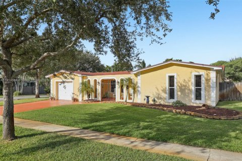 Casa en venta en Pembroke Pines, Florida, 3 dormitorios, 173.91 m2 № 1970635 - foto 4