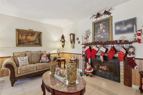 Casa en venta en Pembroke Pines, Florida, 3 dormitorios, 173.91 m2 № 1970635 - foto 15