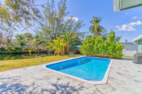 House in Sunrise, Florida 3 bedrooms, 125.88 sq.m. № 1976347 - photo 13