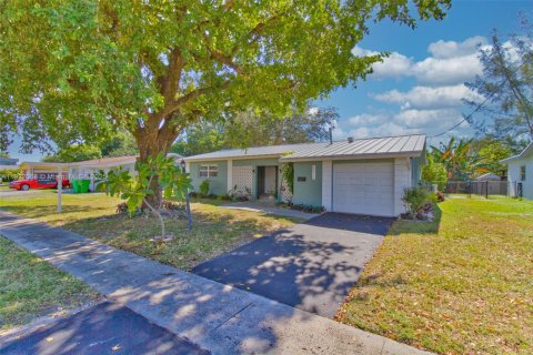 House in Sunrise, Florida 3 bedrooms, 125.88 sq.m. № 1976347 - photo 2